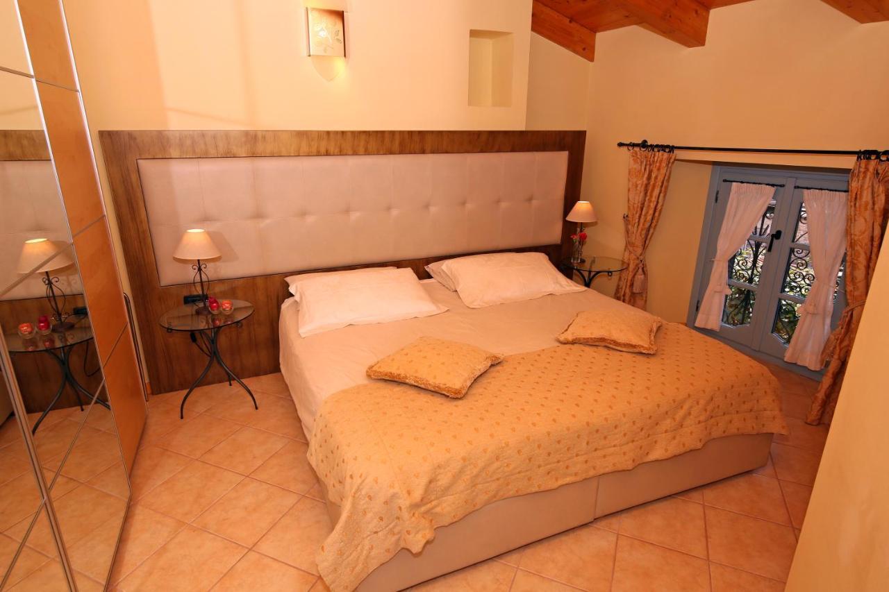 Palazzo Del Vicere Aparthotel เลซเซโน ภายนอก รูปภาพ